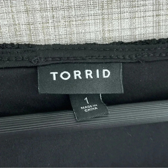 Torrid Womens Size 1 long sleeve cut out front top 1621 - Picture 5 of 9